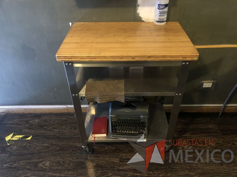 Lote 033 - Mesa de apoyo con ruedas, y 2 entrepaños - Imagen 2