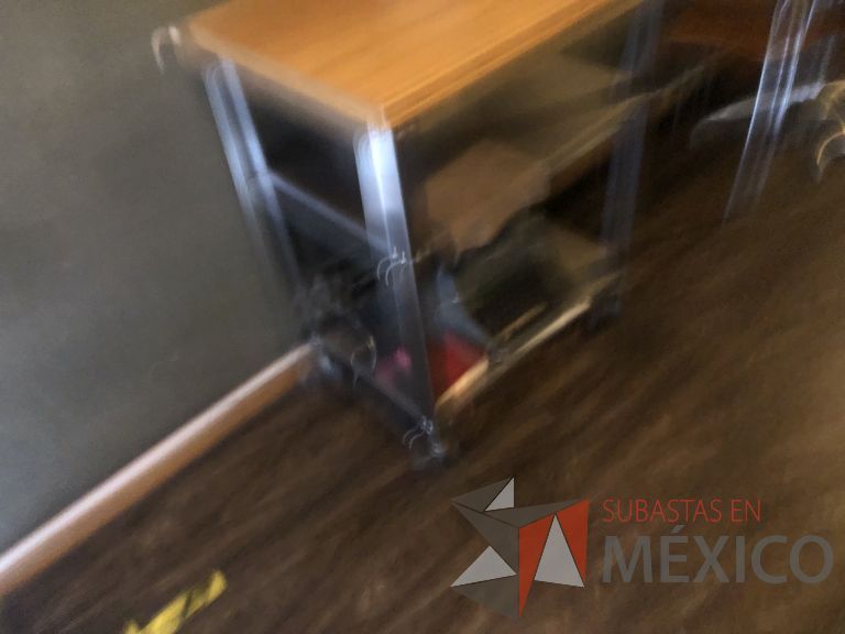 Lote 033 - Mesa de apoyo con ruedas, y 2 entrepaños - Imagen 4