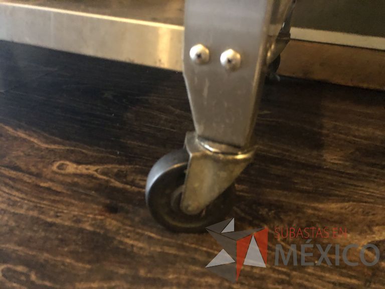 Lote 033 - Mesa de apoyo con ruedas, y 2 entrepaños - Imagen 6