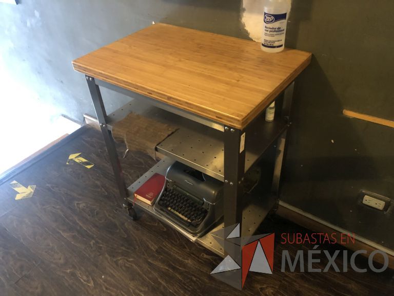 Lote 033 - Mesa de apoyo con ruedas, y 2 entrepaños - Imagen 8