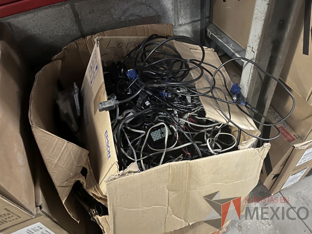 Lote 066 - 279 Pantallas Ti (marcas Lenovo, IBM y Dell) y 1 Caja con cables diversos (VGA, poder e impresora) - Imagen 34