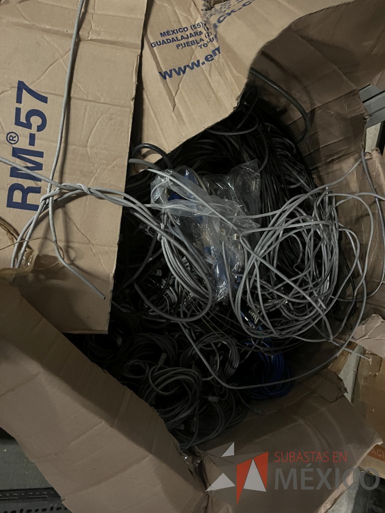 Lote 066 - 279 Pantallas Ti (marcas Lenovo, IBM y Dell) y 1 Caja con cables diversos (VGA, poder e impresora) - Imagen 33