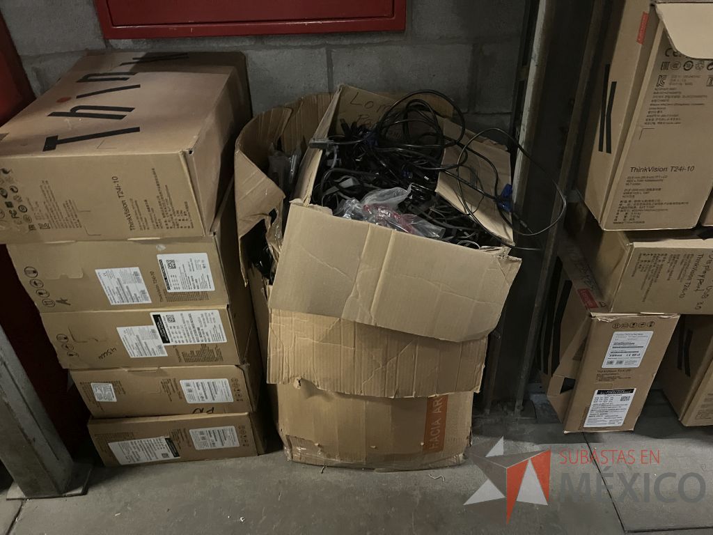 Lote 066 - 279 Pantallas Ti (marcas Lenovo, IBM y Dell) y 1 Caja con cables diversos (VGA, poder e impresora) - Imagen 31