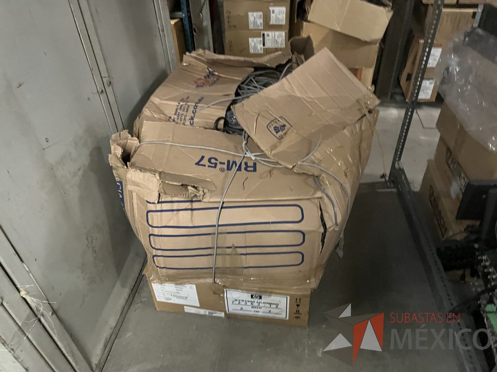 Lote 066 - 279 Pantallas Ti (marcas Lenovo, IBM y Dell) y 1 Caja con cables diversos (VGA, poder e impresora) - Imagen 30