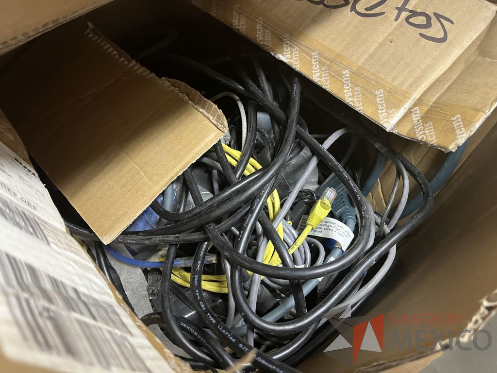 Lote 066 - 279 Pantallas Ti (marcas Lenovo, IBM y Dell) y 1 Caja con cables diversos (VGA, poder e impresora) - Imagen 28