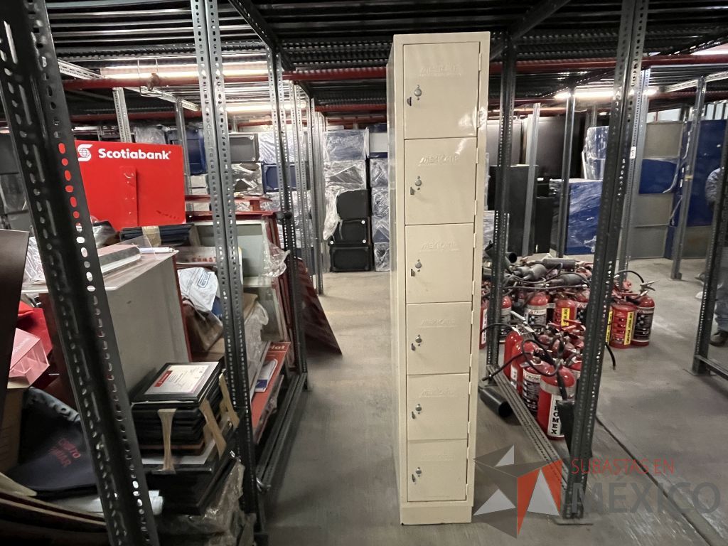 Lote 048 - Lote con 62 artículos (Persianas, mesas de madera y de trabajo, lockers, credenzas, escritorios y libreros) - Imagen 18