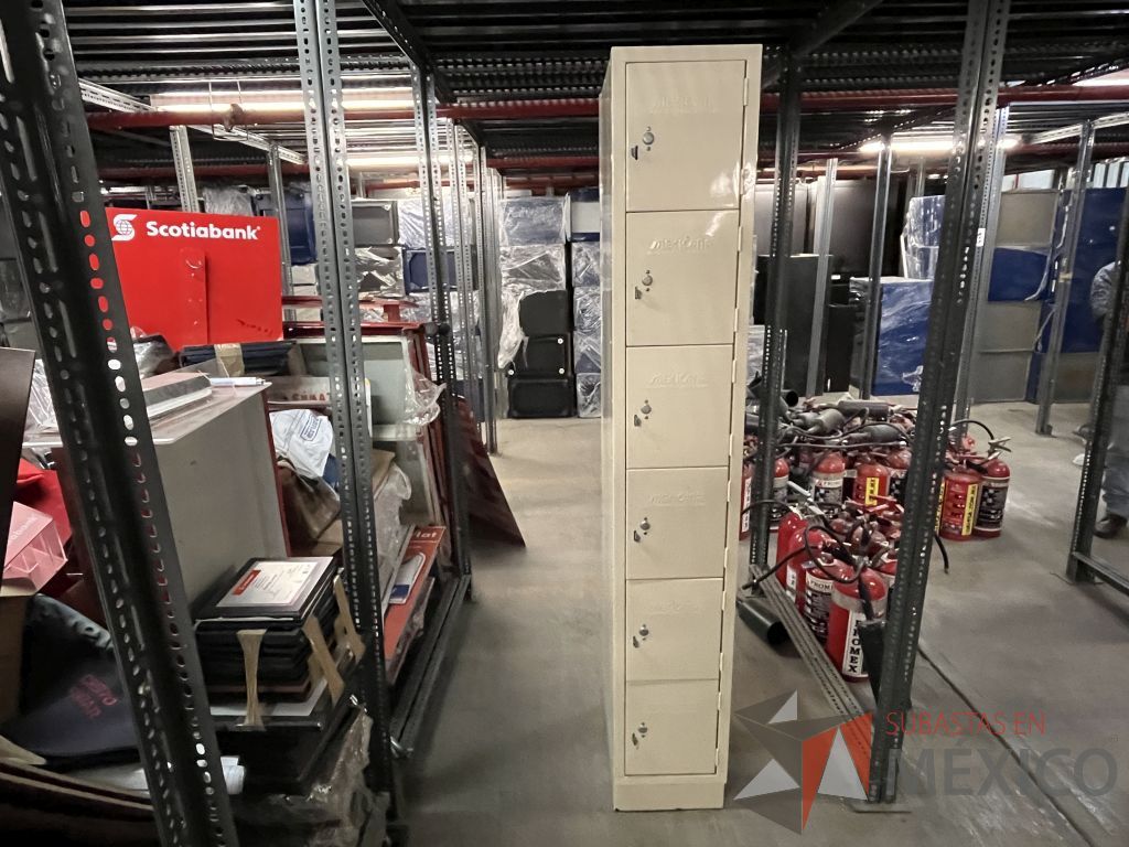 Lote 048 - Lote con 62 artículos (Persianas, mesas de madera y de trabajo, lockers, credenzas, escritorios y libreros) - Imagen 16
