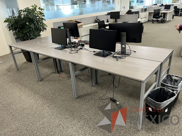 Lote 037 - Estación de trabajo para 6 personas con base metálica y cubierta color café