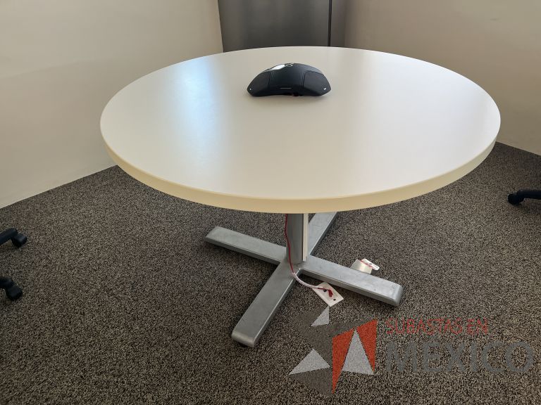 Lote 016 - Mesa de trabajo circular con base metálica y cubierta color beige