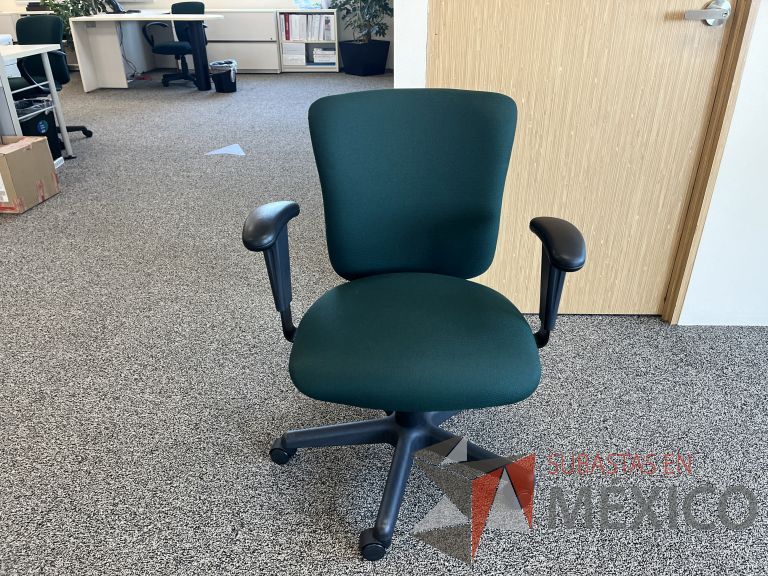 Lote 054 - 5 Sillas operativas con ruedas, descansabrazos, asiento y respaldo en tela color verde