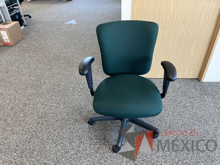 Lote 054 - 5 Sillas operativas con ruedas, descansabrazos, asiento y respaldo en tela color verde - Imagen 4