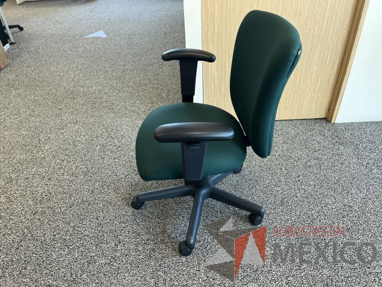 Lote 018 - 2 Sillas operativas con ruedas, descansabrazos, asiento y respaldo en tela color verde - Imagen 4