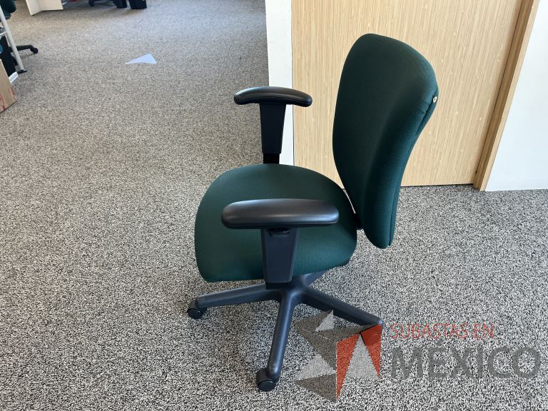 Lote 051 - 5 Sillas operativas con ruedas, descansabrazos, asiento y respaldo en tela color verde y 2 Gabinetes de 2 puertas beige - Imagen 6