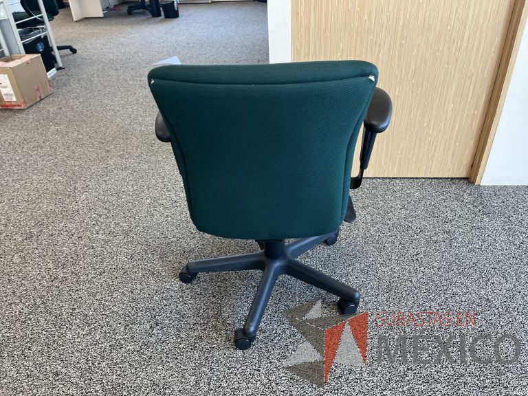 Lote 090 - 5 Sillas operativas con ruedas, descansabrazos, asiento y respaldo en tela color verde - Imagen 6