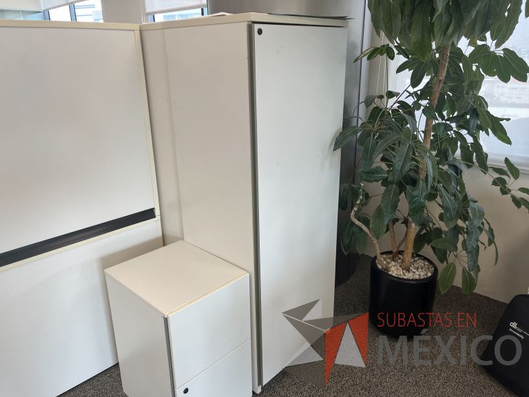 Lote 023 - Gabinete alto de 1 puerta con 3 cajones y 1 entrepaño color beige