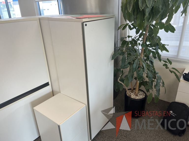 Lote 023 - Gabinete alto de 1 puerta con 3 cajones y 1 entrepaño color beige - Imagen 2