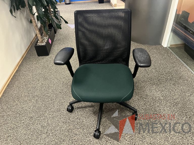 Lote 029 - 2 Sillas operativas con ruedas, descansabrazos, asiento en tela color verde y respaldo en malla color negro