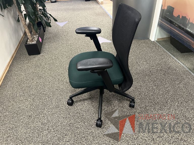 Lote 029 - 2 Sillas operativas con ruedas, descansabrazos, asiento en tela color verde y respaldo en malla color negro - Imagen 3