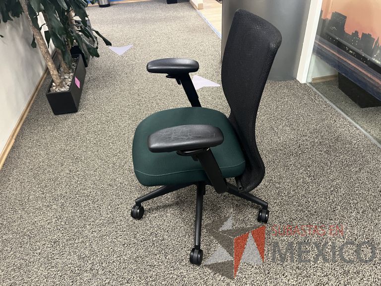 Lote 046 - 2 Sillas operativas con ruedas, descansabrazos, asiento en tela color verde y respaldo en malla color negro - Imagen 4