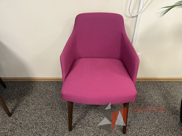 Lote 030 - 2 Sillas con 4 patas de madera, descansabrazos, asiento y respaldo en tela color rosa