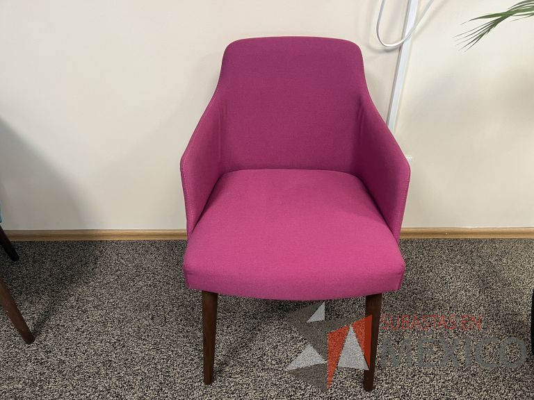 Lote 030 - 2 Sillas con 4 patas de madera, descansabrazos, asiento y respaldo en tela color rosa - Imagen 2