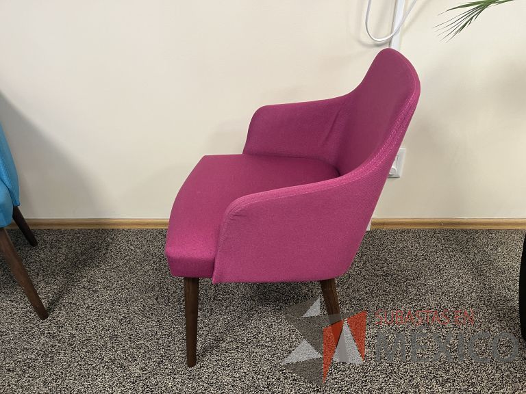 Lote 030 - 2 Sillas con 4 patas de madera, descansabrazos, asiento y respaldo en tela color rosa - Imagen 3