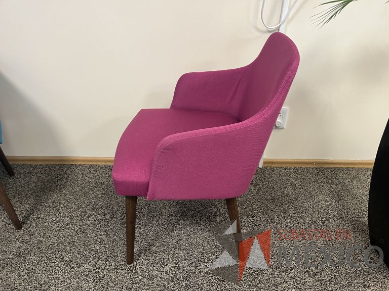 Lote 030 - 2 Sillas con 4 patas de madera, descansabrazos, asiento y respaldo en tela color rosa - Imagen 4