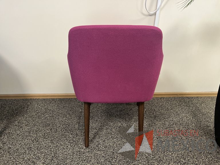 Lote 030 - 2 Sillas con 4 patas de madera, descansabrazos, asiento y respaldo en tela color rosa - Imagen 5