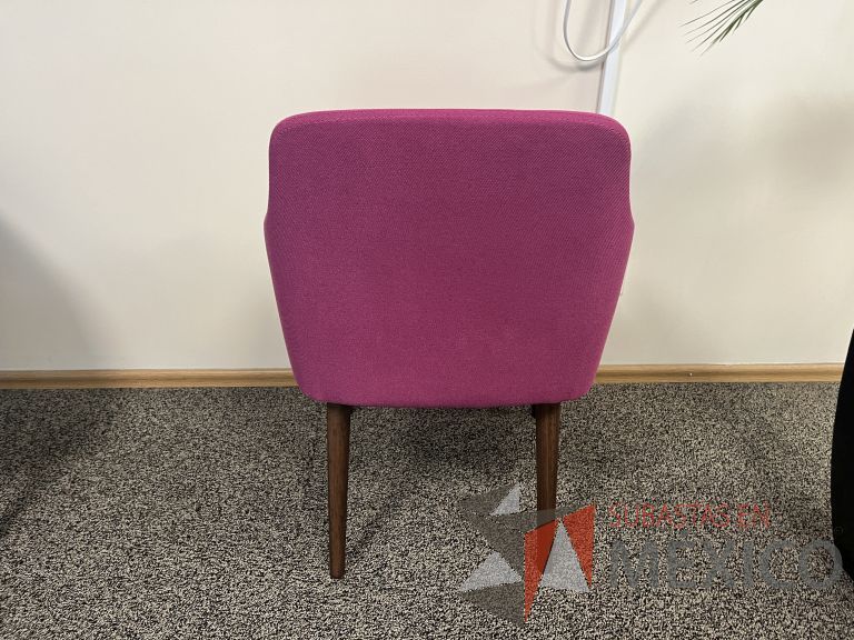 Lote 030 - 2 Sillas con 4 patas de madera, descansabrazos, asiento y respaldo en tela color rosa - Imagen 6