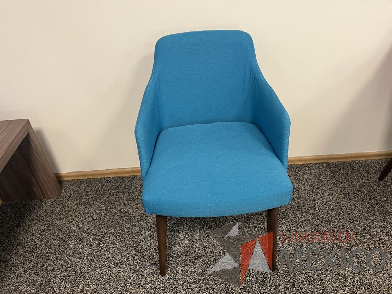 Lote 031 - Silla con 4 patas de madera, descansabrazos, asiento y respaldo en tela color azul - Imagen 2