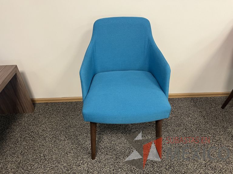 Lote 031 - Silla con 4 patas de madera, descansabrazos, asiento y respaldo en tela color azul