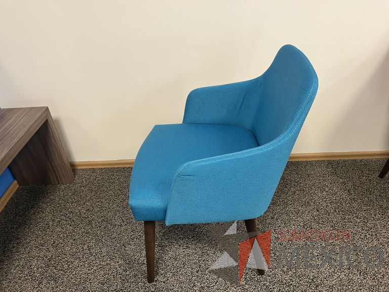 Lote 031 - Silla con 4 patas de madera, descansabrazos, asiento y respaldo en tela color azul - Imagen 3