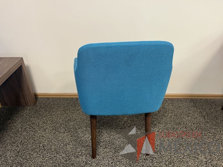 Lote 031 - Silla con 4 patas de madera, descansabrazos, asiento y respaldo en tela color azul - Imagen 4