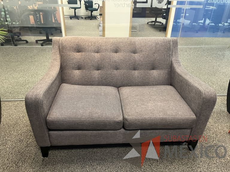 Lote 007 - Sillón de 2 plazas con asiento y respaldo en tela color café