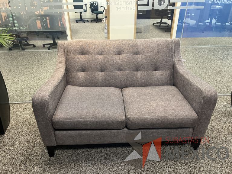 Lote 007 - Sillón de 2 plazas con asiento y respaldo en tela color café - Imagen 2