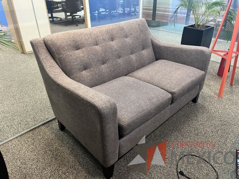 Lote 007 - Sillón de 2 plazas con asiento y respaldo en tela color café - Imagen 3