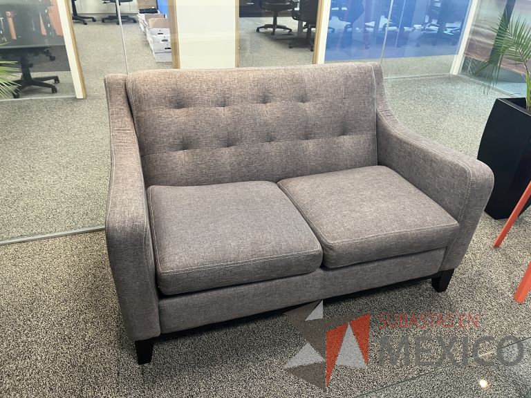 Lote 007 - Sillón de 2 plazas con asiento y respaldo en tela color café - Imagen 5