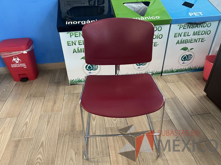 Lote 087 - 4 Silla de visita con base tipo trineo, asiento y respaldo liso color rojo
