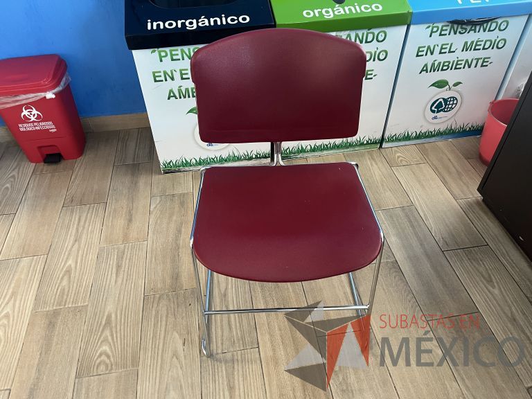Lote 087 - 4 Silla de visita con base tipo trineo, asiento y respaldo liso color rojo - Imagen 2