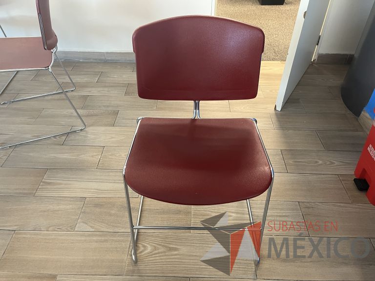 Lote 087 - 4 Silla de visita con base tipo trineo, asiento y respaldo liso color rojo - Imagen 3
