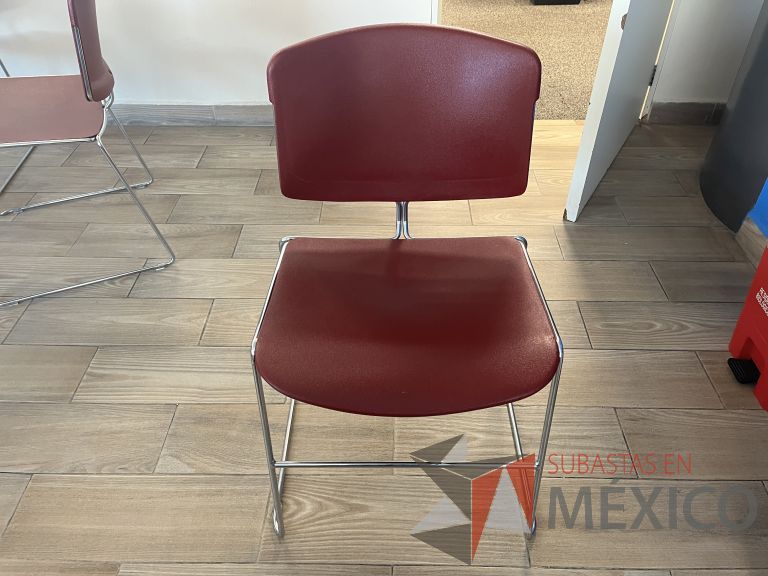 Lote 087 - 4 Silla de visita con base tipo trineo, asiento y respaldo liso color rojo - Imagen 4