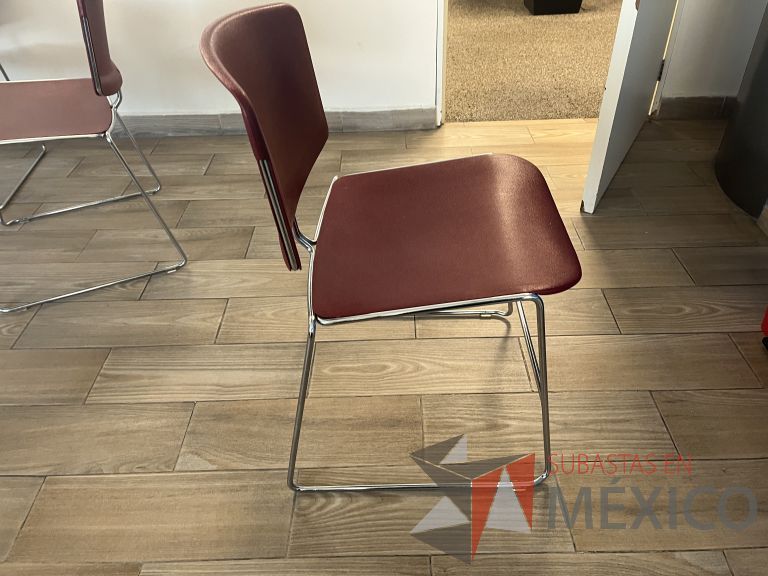 Lote 087 - 4 Silla de visita con base tipo trineo, asiento y respaldo liso color rojo - Imagen 5