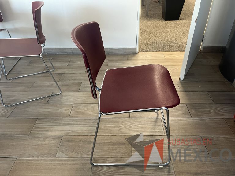 Lote 087 - 4 Silla de visita con base tipo trineo, asiento y respaldo liso color rojo - Imagen 6