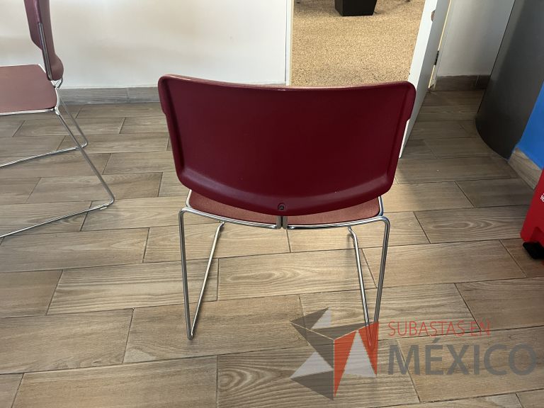 Lote 087 - 4 Silla de visita con base tipo trineo, asiento y respaldo liso color rojo - Imagen 7