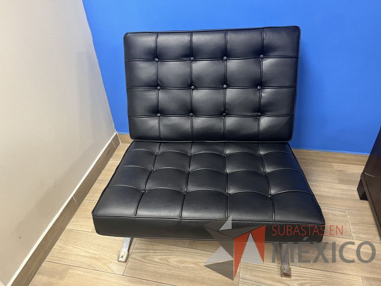 Lote 001 - Sillón de 1 plaza con base metálica, asiento y respaldo de piel color negro - Imagen 2