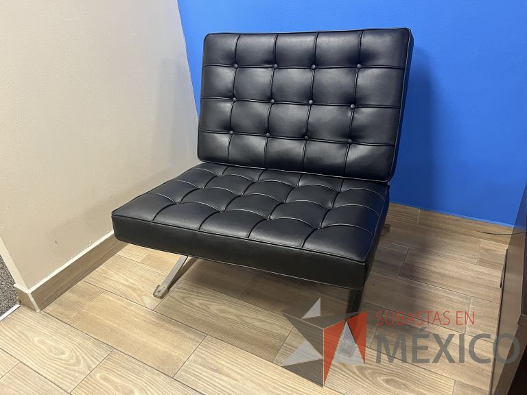 Lote 001 - Sillón de 1 plaza con base metálica, asiento y respaldo de piel color negro - Imagen 3