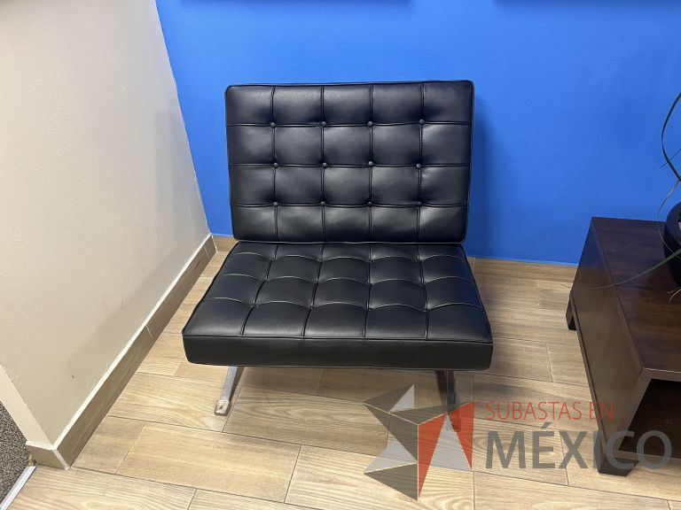 Lote 001 - Sillón de 1 plaza con base metálica, asiento y respaldo de piel color negro - Imagen 4