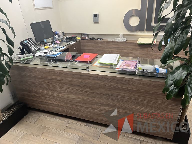 Lote 018 - Mueble de recepción con 6 cajones y cubierta superior de vidrio