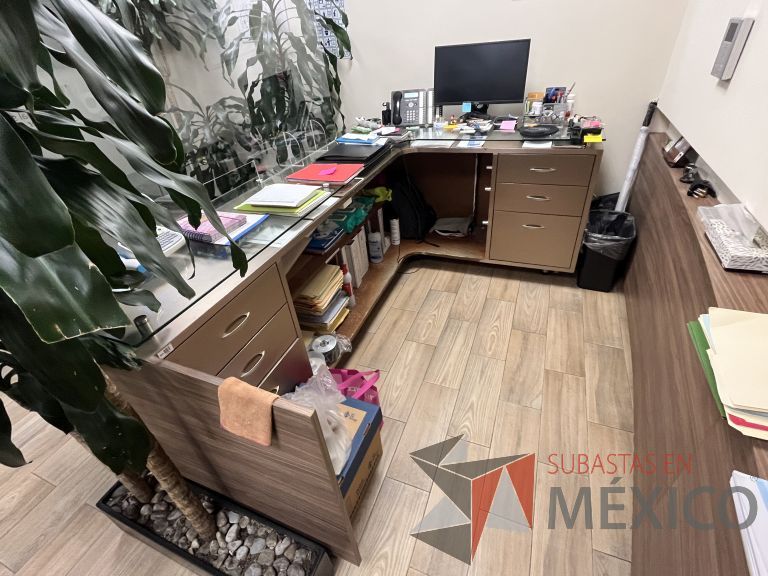 Lote 053 - Mueble de recepción con 6 cajones y cubierta superior de vidrio