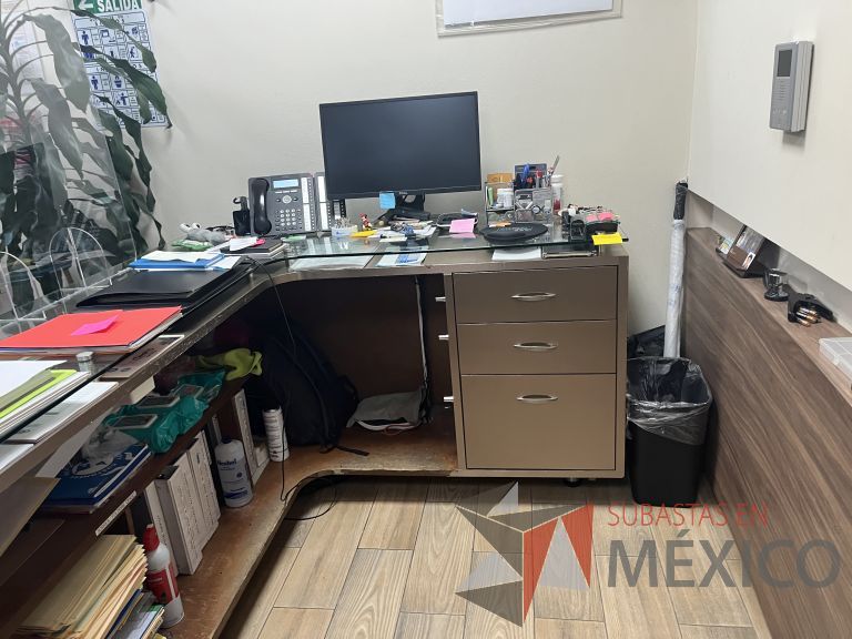 Lote 053 - Mueble de recepción con 6 cajones y cubierta superior de vidrio - Imagen 6
